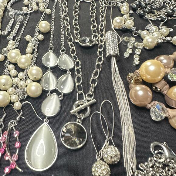 Bundle jewelry lot 55+ pieces modern silver tone faux pearls rhinestones - Picture 7 of 16